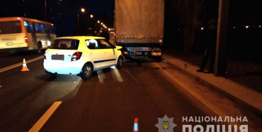 ДТП на Макарова: легковик влетів у вантажівку, постраждала жінка (ФОТО)